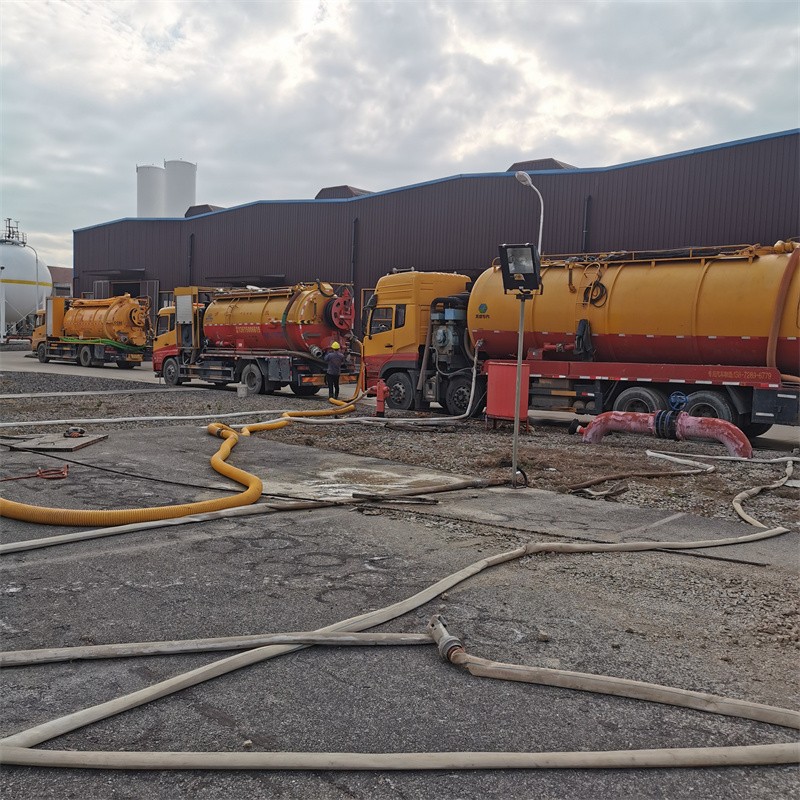 五大连池污水池清理