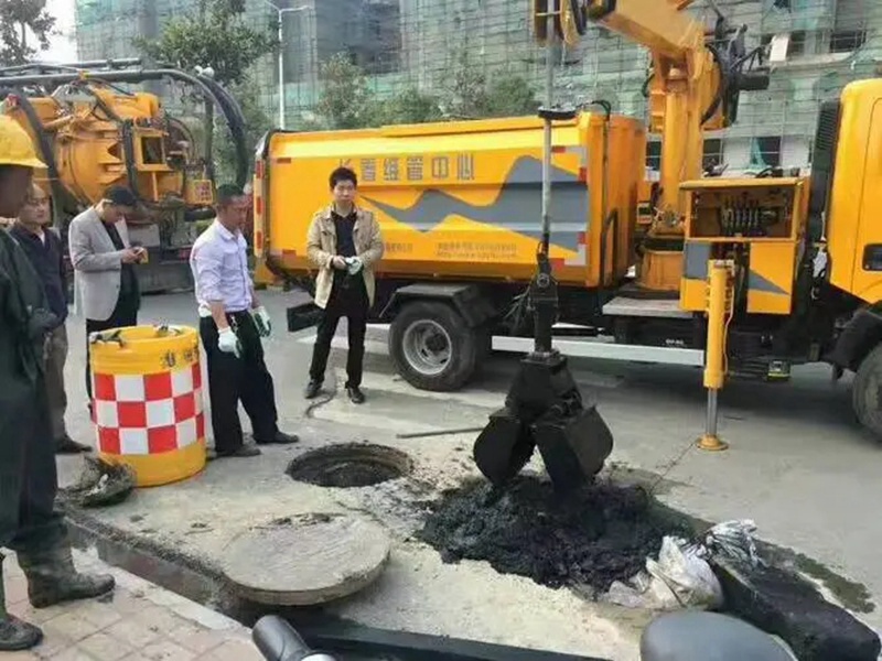 五大连池街道：网格员化身“清道夫”，为民解忧疏通“堵心”化粪池