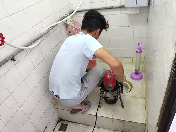 五大连池肥皂掉到马桶里把马桶堵住了怎么办？马桶堵住了怎么办