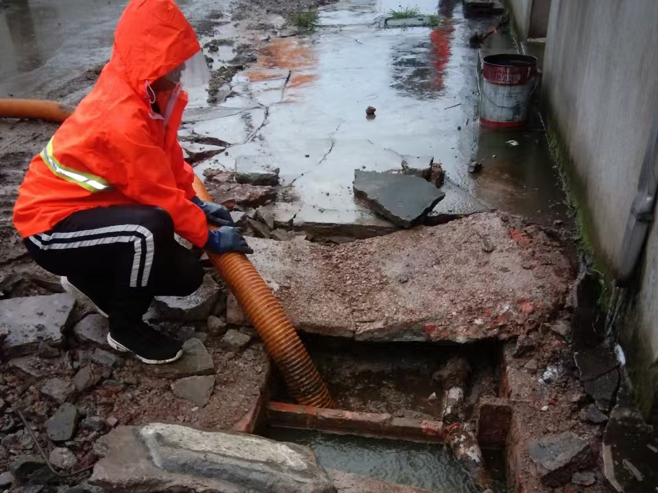 五大连池专业清理污水池 炜誉市政以规范流程守护城市 “肠道”